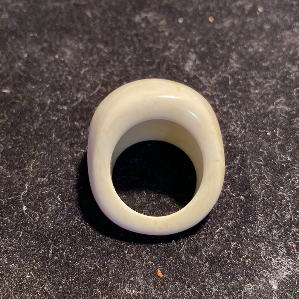 Thick plastic/lucite ring - Picture 7 of 8